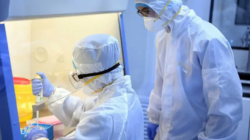 Científicos en pruebas de laboratorio. 