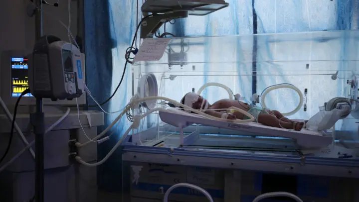 Niña de 5 años en incubadora.