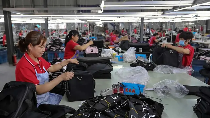Trabajadores en una fábrica textil en la provincia de Anhui, en China