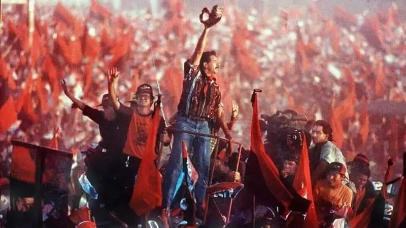 Daniel Ortega, líder del partido sandinista, entra en la plaza de la Revolución de Managua durante la celebración de su reelección como presidente de Nicaragua en 1990. Daniel Ortega, líder del partido sandinista, entra en la plaza de la Revolución de Managua durante la celebración de su reelección como presidente de Nicaragua en 1990.