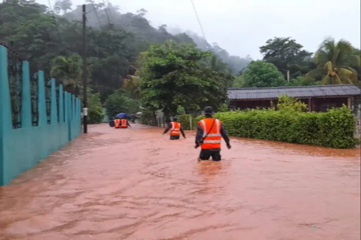 Miembros del Ejército frente a las inundaciones en Guatemala.