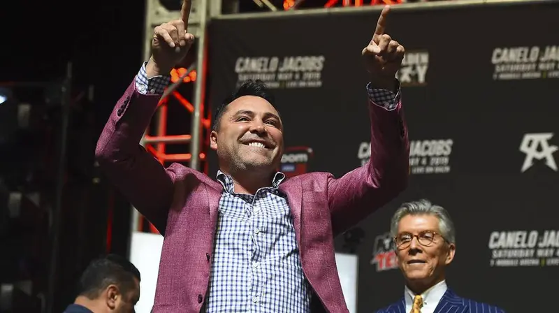 oscar de la Hoya sonriendo oscar de la Hoya sonriendo