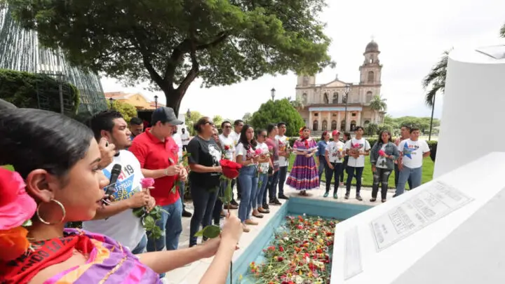 Servidores públicos en homenaje a Carlos Fonseca. 