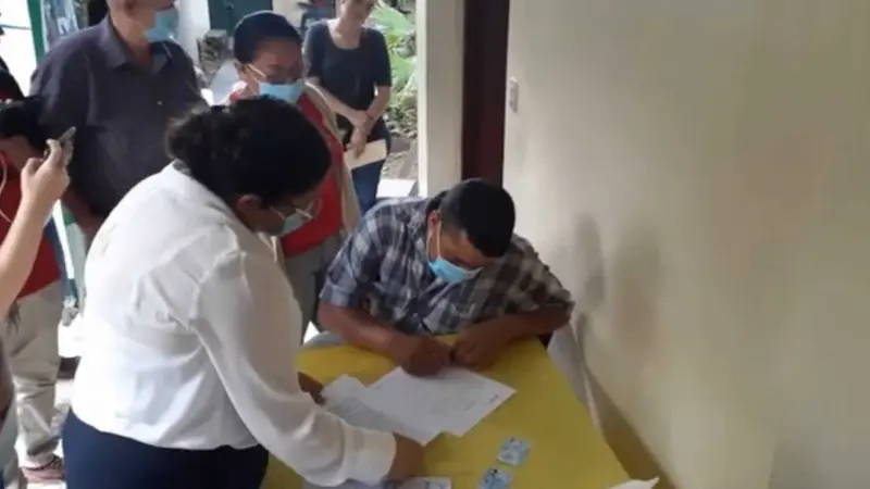 Productor firmando acuerdo para recibir microcrédito. Productor firmando acuerdo para recibir microcrédito.