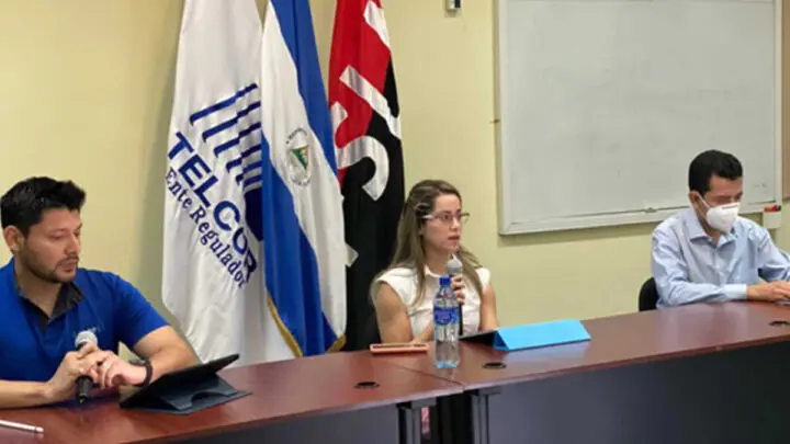 Directora de Telcor junto a representantes de compañias telefónicas.