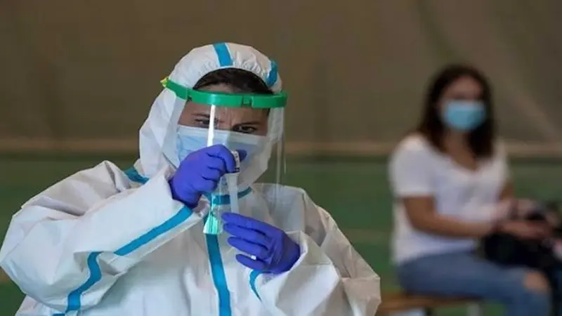 Especialista trabajando en laboratiro.