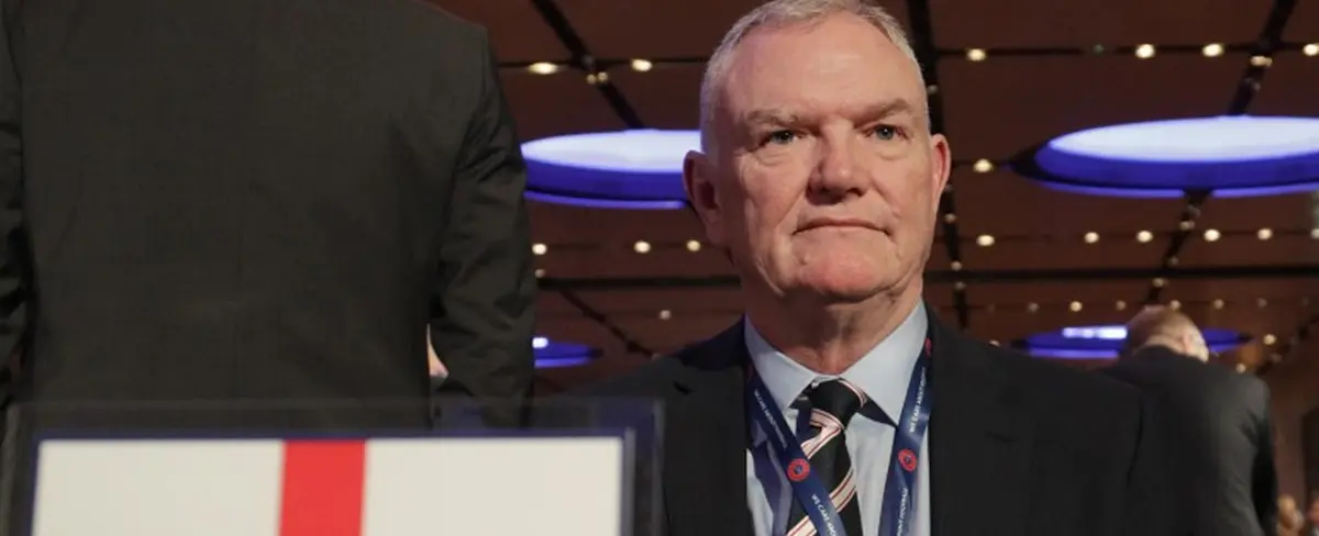 Vicepresidente de la FIFA deja su cargo tras ser acusado de racista