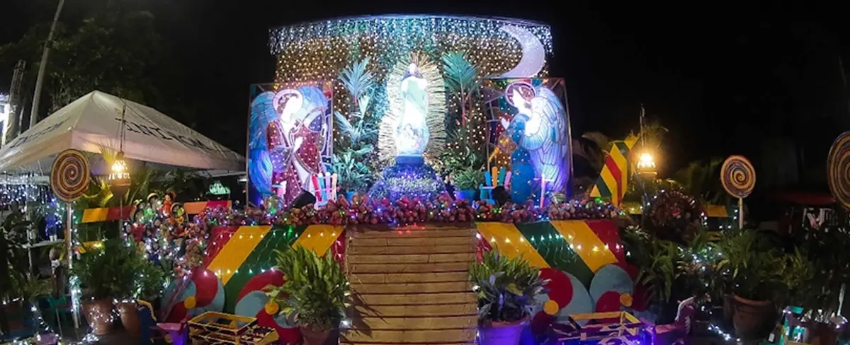 Visita en familia los coloridos altares en la Avenida de Bolívar a Chávez