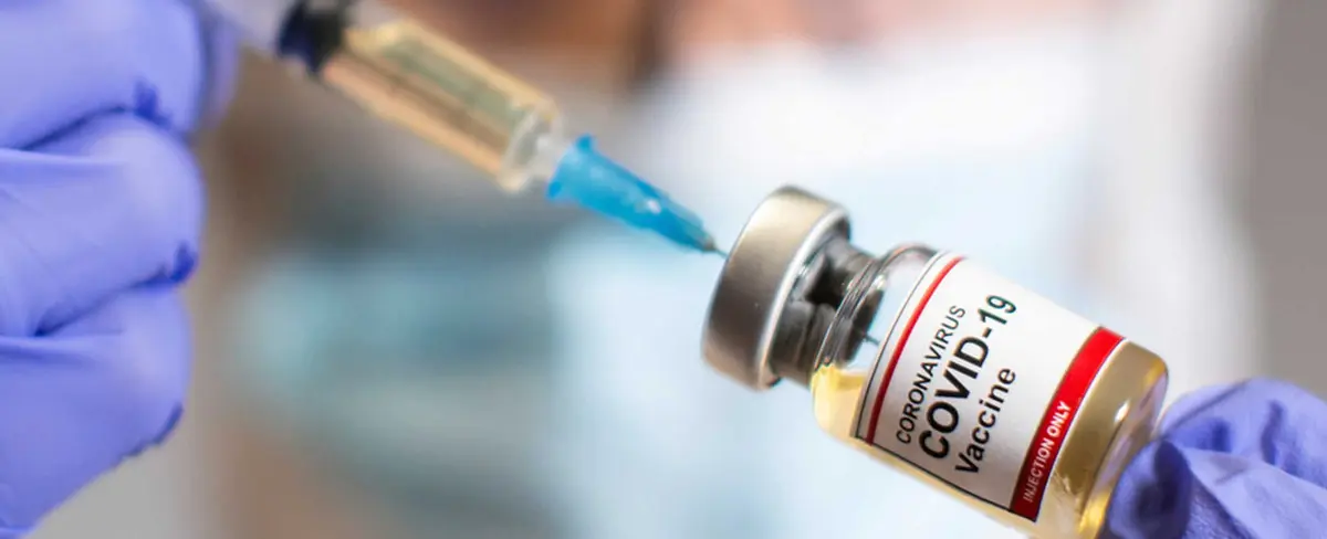 Médicos advierten que vacunas contra COVID provocan efectos parecidos al virus