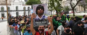 Entre lágrimas miles de argentinos dan el último adiós a Maradona