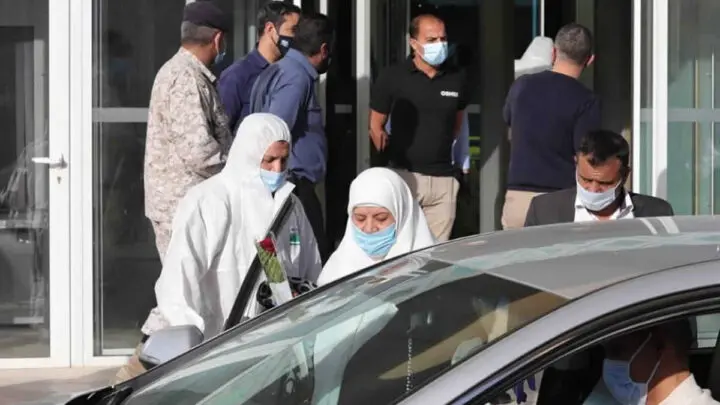 Jordanios usan mascarilla en área pública.