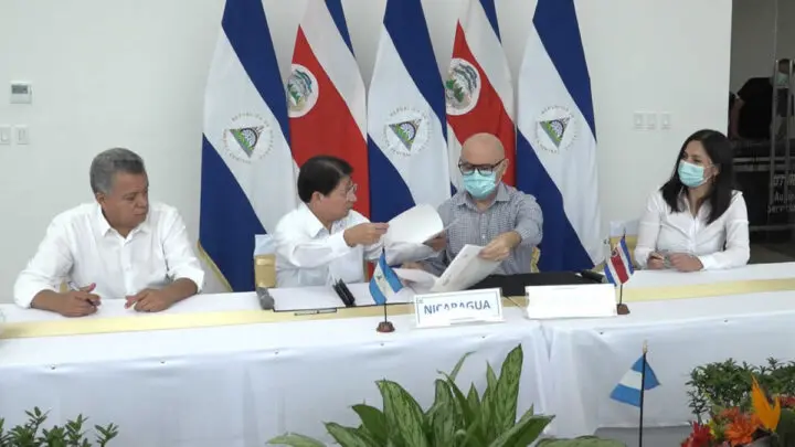 El canciller de Nicaragua, Denis Moncada junto con su homólogo de Costa Rica Sr. Rodolfo Solano.