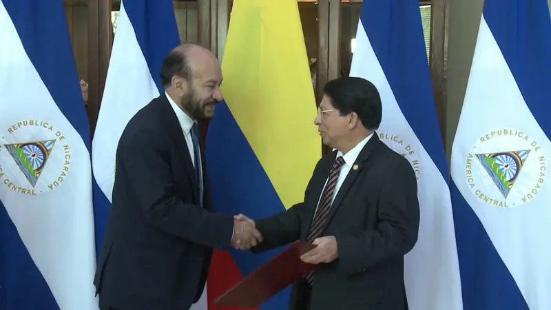 Ministro de Relaciones Exteriores, Denis Moncada junto con el Embajador de Colombia, Alfredo Suárez.