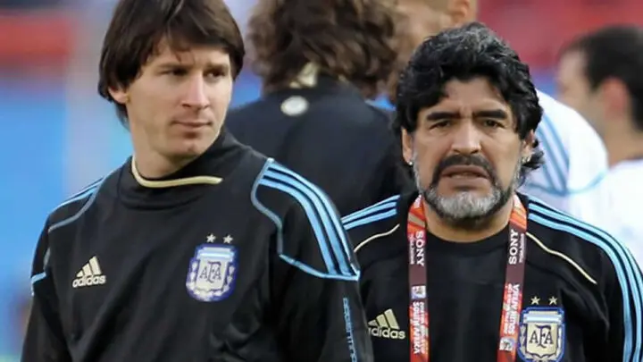Diego Maradona junto a Lionel Messi.