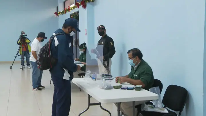 Educador recibe salario anticipado.