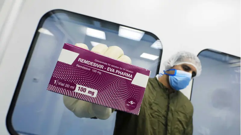 personal medico mostrando vacuna 