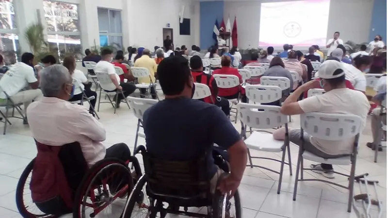 Personas con discapacidad participan en encuentro con autoridades del Gobierno.