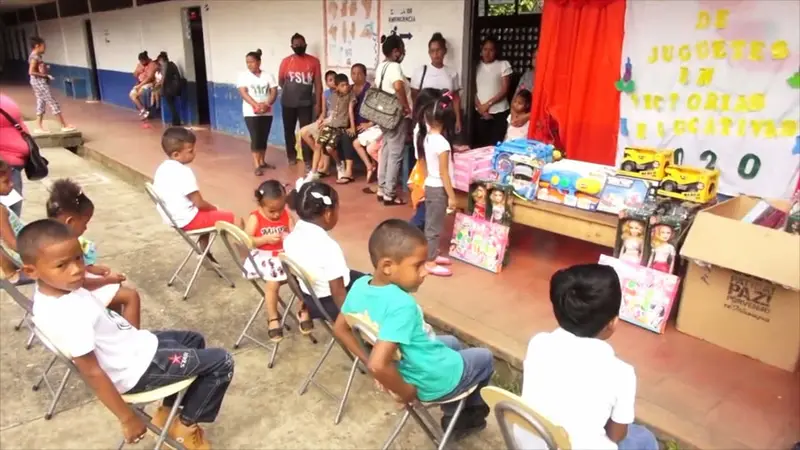 Niñas y niños esperan su regalo por parte del Gobierno.