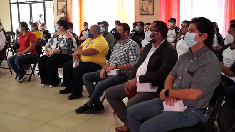 Población participa en la inauguración del Centro de Innovación.