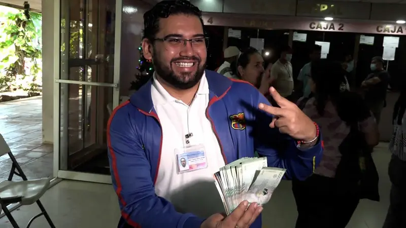Trabajador de la salud recibe pago adelantado del mes de diciembre. Trabajador de la salud recibe pago adelantado del mes de diciembre.