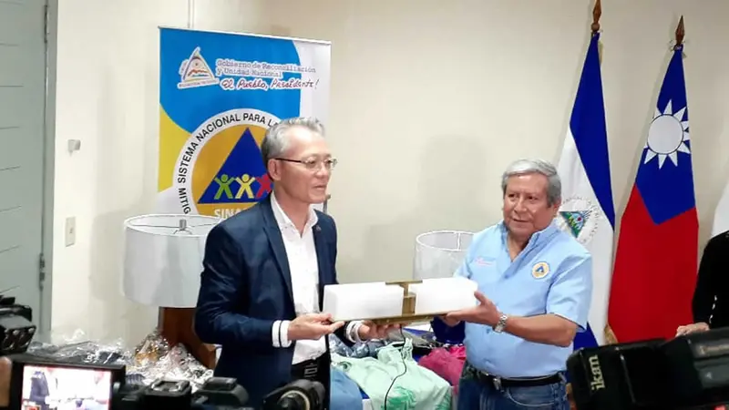 Embajador de Taiwán Jaime Wu, entrega donativo al doctor Guillermo González, ministro director del SINAPRED. Embajador de Taiwán Jaime Wu, entrega donativo al doctor Guillermo González, ministro director del SINAPRED.