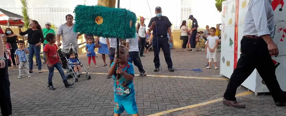 Bomberos celebran Navidad con piñatas y exhibición de técnicas en Matagalpa