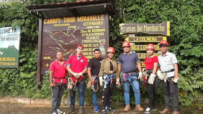 Visitantes en el Canopy Miravalle.