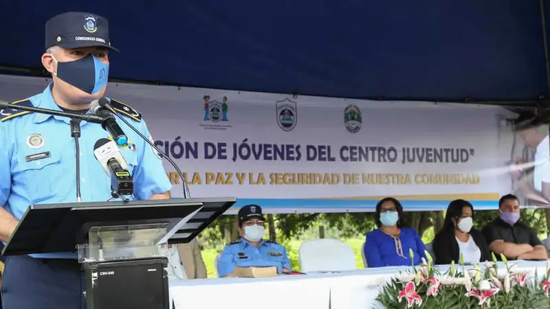 Autoridades presiden acto de graduación.