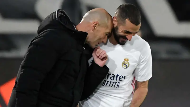 Zidane junto con uno de sus jugadores.