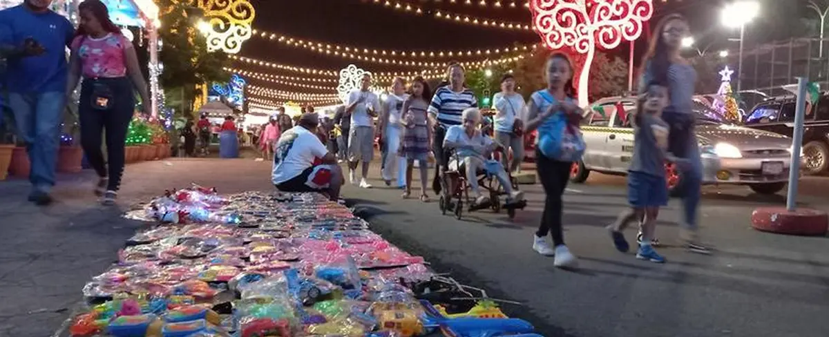 Familias disfrutan nacimientos en la avenida de Bolívar a Chávez