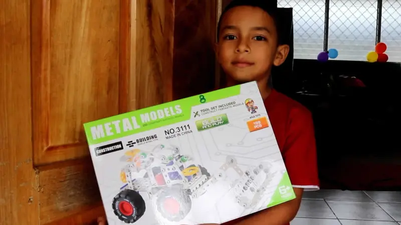 Niño recibe su juguete.
