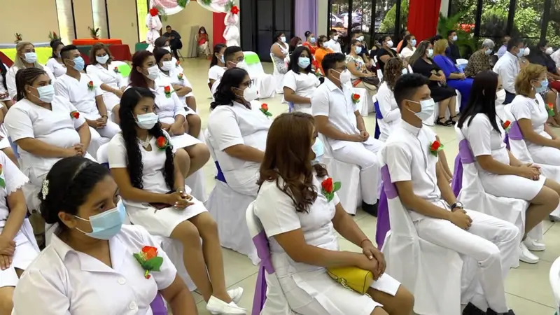 Enfermeros auxiliares graduados en el 2020.
