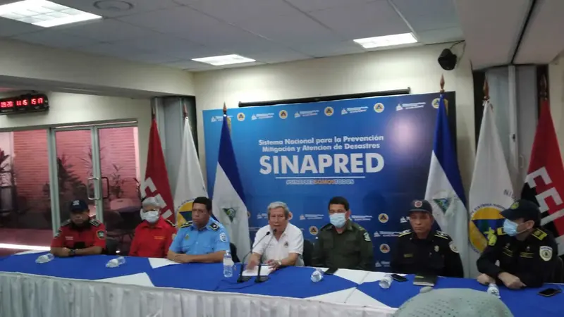 Autoridades en conferencia de prensa.