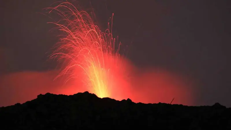 Volcán Etna en erupción, registrado el 13 de diciembre 2020.,