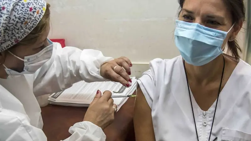 El Ministerio de Salud de Argentina dio a conocer las reacciones reportadas tras la aplicación