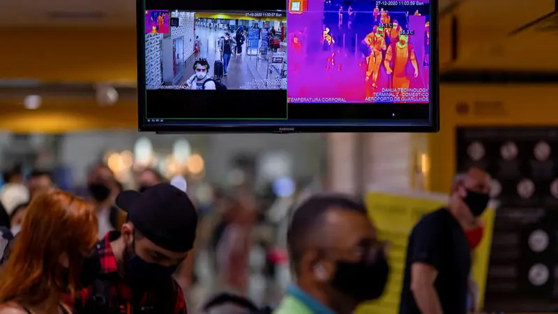 Un monitor muestra el escaneo térmico que verifica la temperatura corporal de los pasajeros en el aeropuerto de Guarulhos, estado de Sao Paulo, Brasil, el 27 de diciembre de 2020.