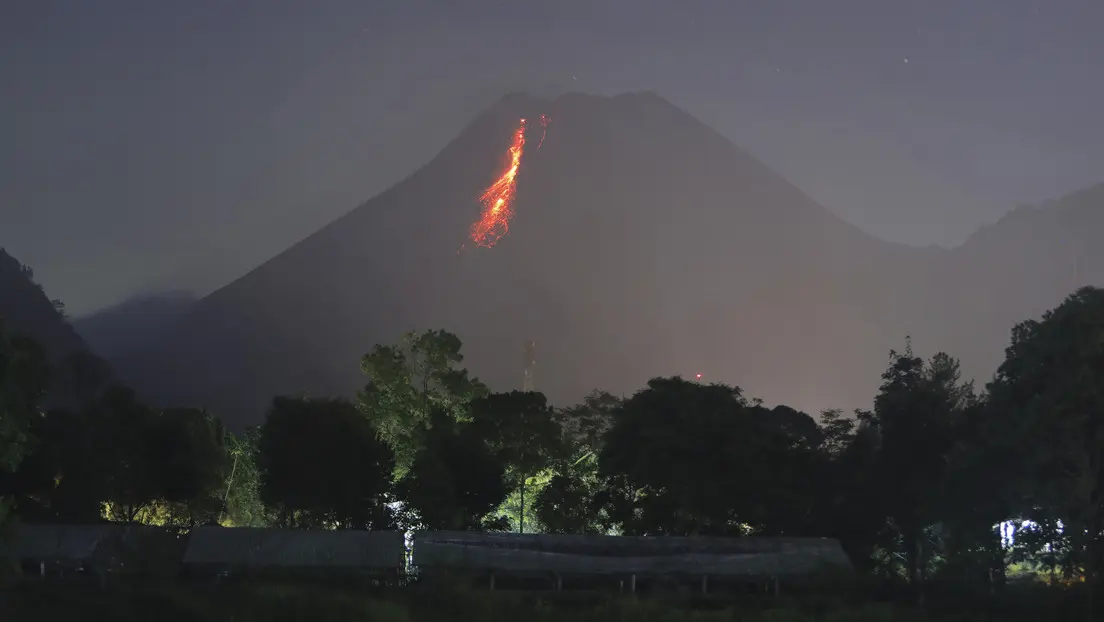 El volcán Merapi expulsa ríos de lava incandescente en Indonesia