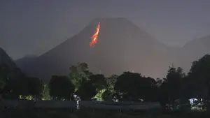 El volcán Merapi expulsa ríos de lava incandescente en Indonesia
