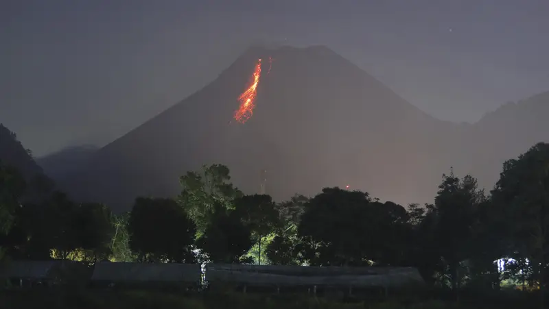 El volcán Merapi expulsa ríos de lava incandescente en Indonesia