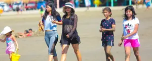 Familias nicaragüenses disfrutan del sol y arena en balnearios del Pacífico