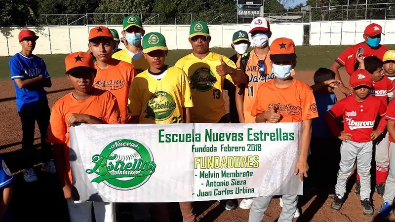 Academias de béisbol reactivan sus entrenamientos
