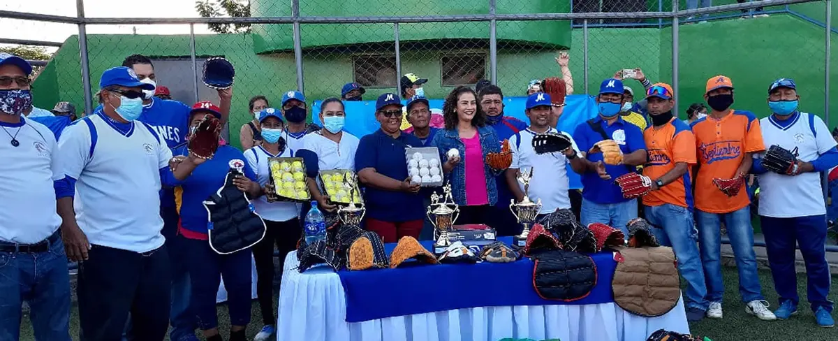 Academias de béisbol reactivan sus entrenamientos