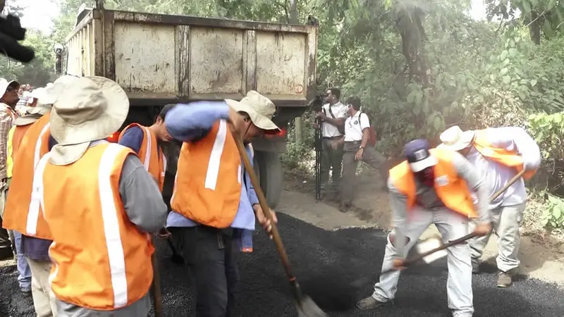 Trabajadores de la alcaldía mejoran calles.
