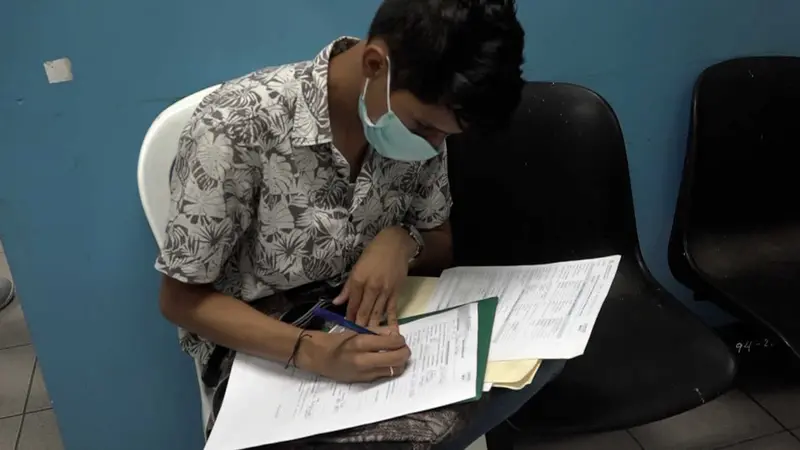 Joven se inscribe en el Tecnológico Simón Bolivar