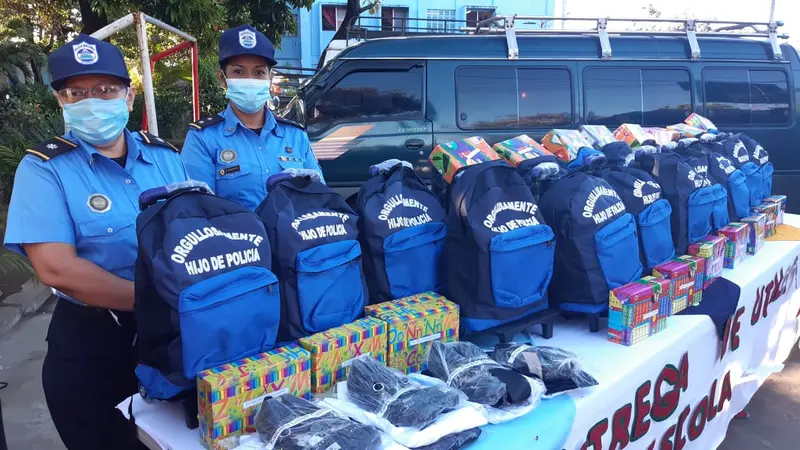 Paquetes escolares para hijos de policías