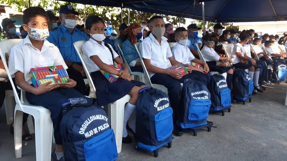 Hijos de policías reciben paquetes escolares en Chinandega