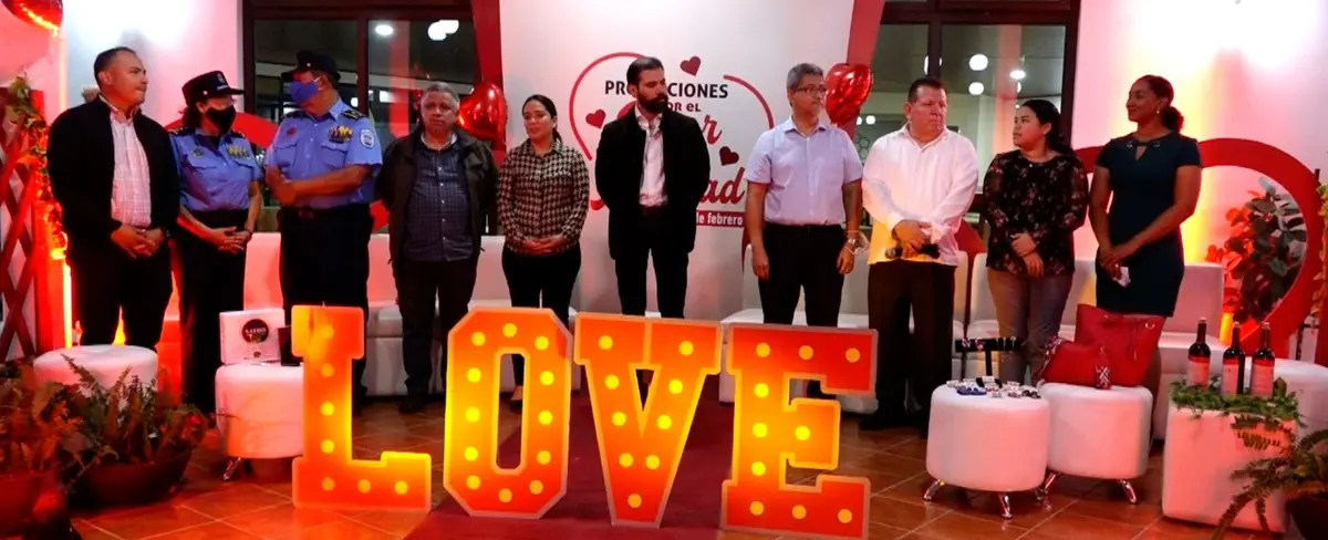 Comercio preparado para el Día del Amor y la Amistad