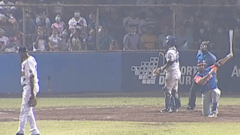 Gigantes de Rivas bateando