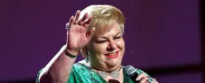 Paquita la del Barrio incursiona en la política acompañada de mariachis