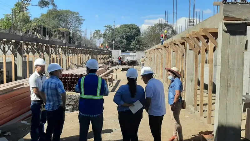 Inspeccionan avance de la construcción.
